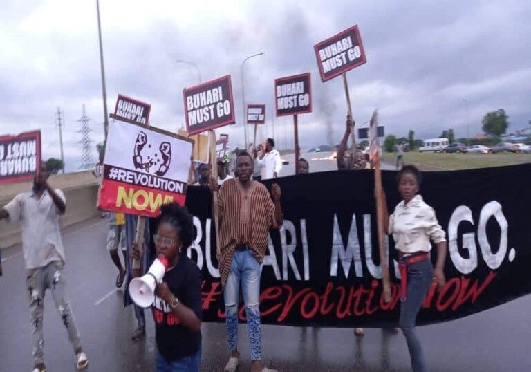 Fête de l’indépendance au Nigéria : des manifestants  réclament la démission de Buhari (photos)