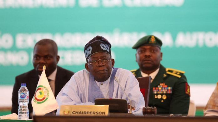 Le prÃ©sident de la CommunautÃ© Ã©conomique des Ã‰tats de l'Afrique de l'Ouest et prÃ©sident du NigÃ©ria, Bola Ahmed Tinubu, rÃ©agit en s'adressant au chef d'Ã‰tat et de gouvernement de la CÃ©dÃ©ao Ã  Abuja le 30 juillet 2023.