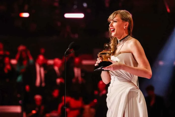 Taylor Swift pour la 4e fois le prix de l'album de l'annÃ©e aux Grammys Awards, le 4 fÃ©vrier 2024. CrÃ©dit : John Shearer / GETTY IMAGES NORTH AMERICA / Getty Images via AFP