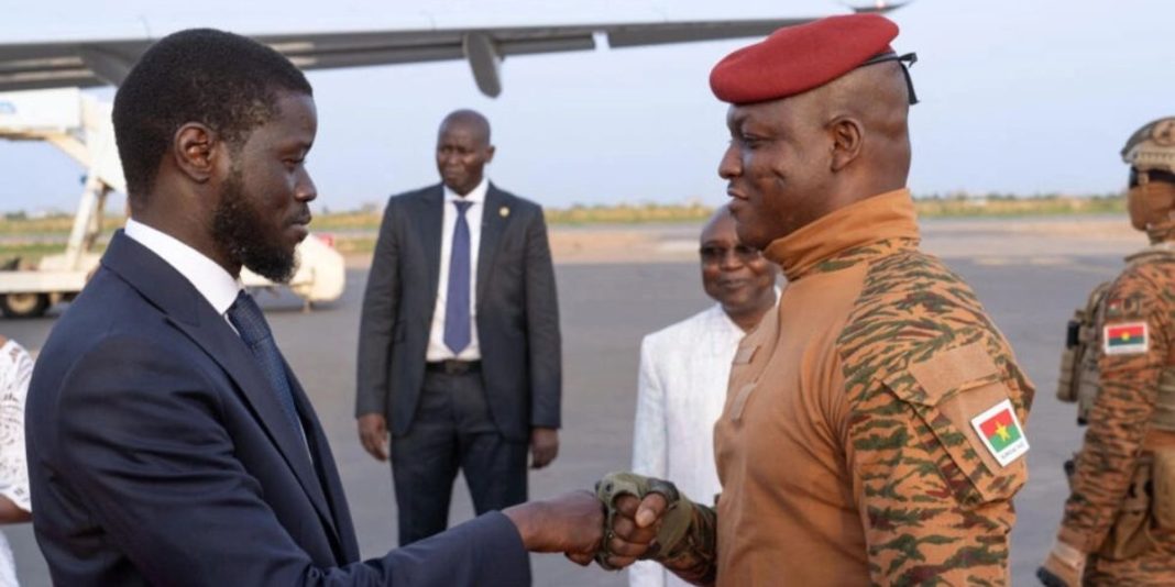 Diomaye Faye et le capitaine Ibrahim TraorÃ©, Ã  son arrivÃ©e Ã  Ouagadougou, au Burkina Faso, le 30 mai 2024