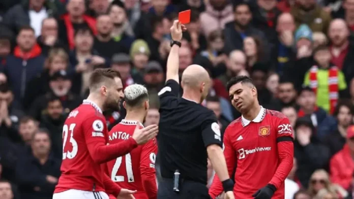 Casemiro Ã©cope d'un carton rouge lors d'un match avec Manchester United