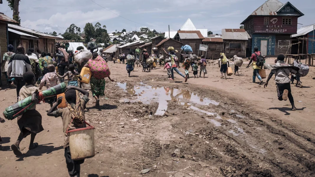 Les habitants de Bambo, dans l'est de la RÃ©publique dÃ©mocratique du Congo, fuient alors que le M23 attaque la ville, le 26 octobre 2023 @ALEXIS HUGUET _ AFP